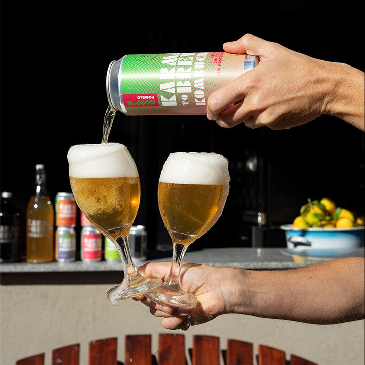 Kombucha sin alcohol Karma to Brew servida en copas desde la fábrica en Montevideo Uruguay