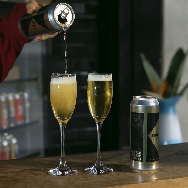 Jun kombucha de miel Karma to Brew en copa champagne