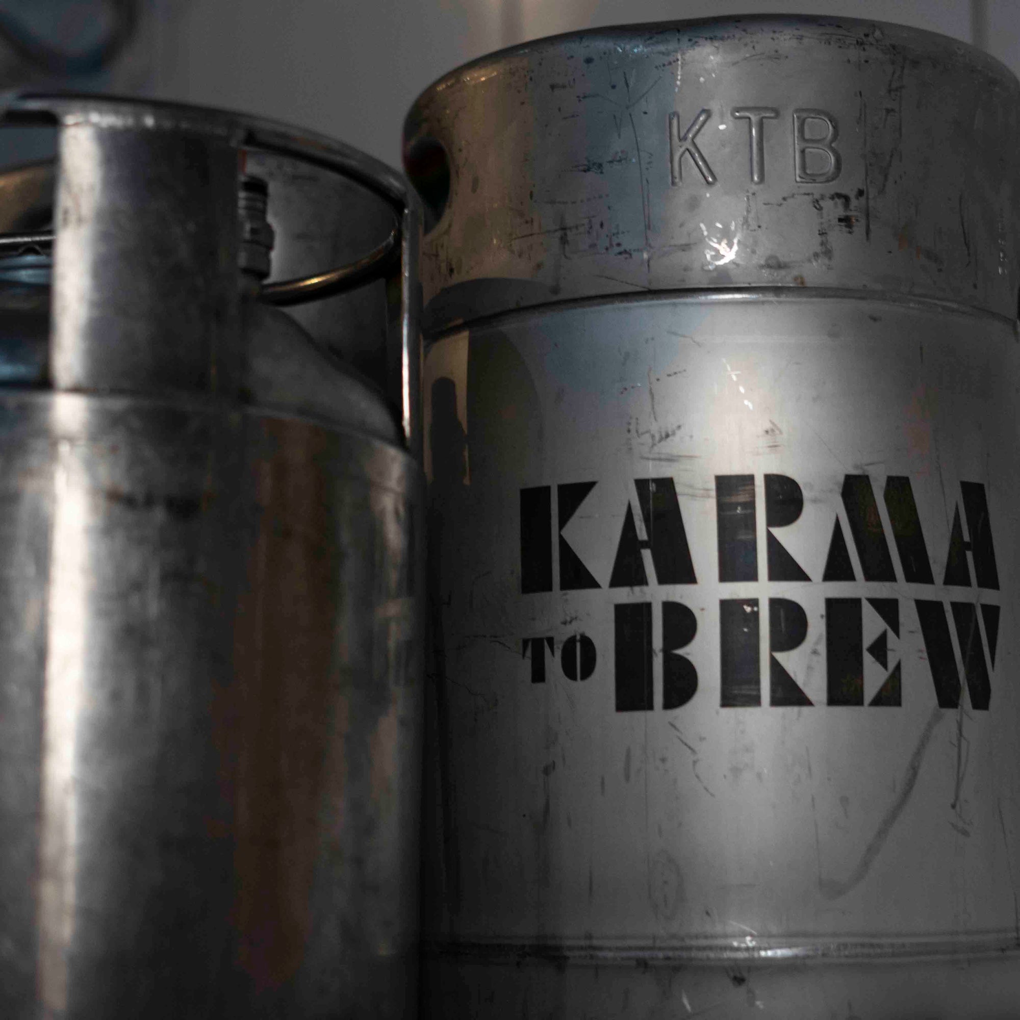 Barriles kegs en la fábrica de Karma to Brew Kombucha en la fábrica de Montevideo Uruguay